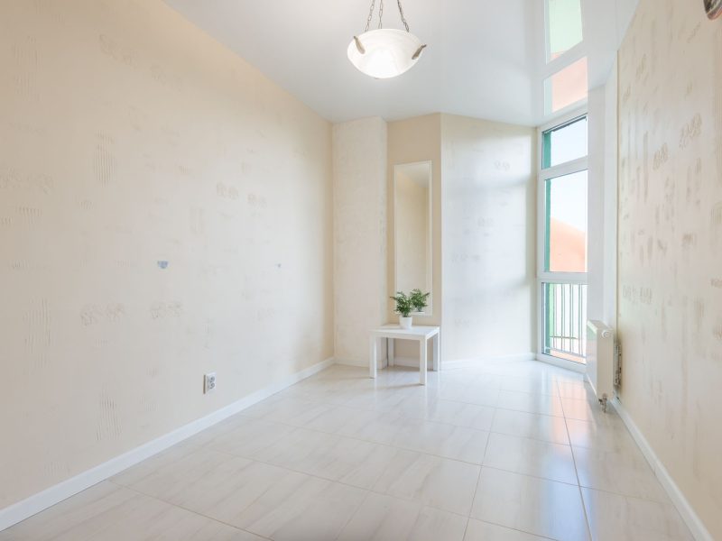 Leergeräumter, heller Raum nach einer Wohnungsauflösung